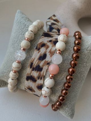 A máme tu další měsíc. Měsíc dovolených a prázdnin. A to vy chtělo nějaký nový náramek nebo rovnou setík. Objednat můžeš...