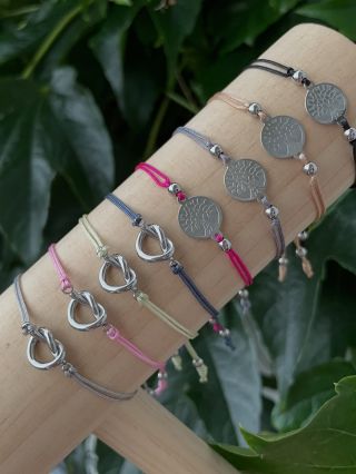 🌈 Pestré barvy, jemný design a ruční výroba. 💝 Najděte si svůj náramek, který Vám rozzáří každý den. 👉 Objevte je v našem...