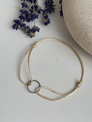 Symbol a krása - i tím může být nový náramek s karmou na saténové šňůrce. #tmbbeads #symbol #karma #handmade #withlove...