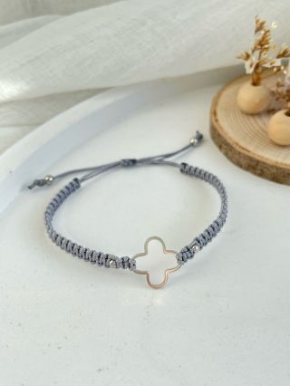 Chvíli to trvá, ale stojí to za to. Ruční práce si prostě žádá čas…. Pletený náramek se symbolem štěstí. #tmbbeads #stesti...